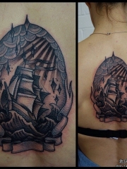 背部欧美帆船海浪黑灰纹身图案