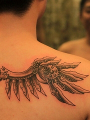 男性背部个性的机械翅膀纹身图案