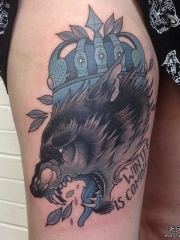 大腿欧美狼头皇冠school纹身图案