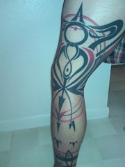 黑色和红色抽象线条纹身脸谱纹身几何花腿纹身图片