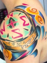 肩部水彩指南针和维度坐标纹身图案