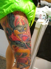 个性张扬的大腿彩色大蛇菊花纹身图案