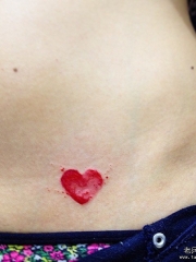 腹部小清新红色心形纹身图案