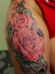 大腿盛开的玫瑰花纹身图案