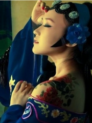 花旦美女肩部彩绘玫瑰花纹身图案