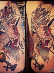 侧腰公鸡匕首十字架纹身图案