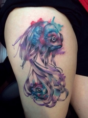 大腿水彩金鱼个性纹身图案