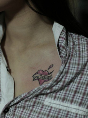 胸部小清新简单的心形字母纹身图案