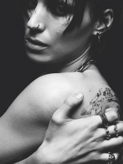 电影龙刺青的女孩背部龙纹身图案