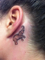 女生们会喜欢这样的很萌很可爱的一组小象纹身图案