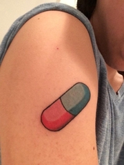 手大臂上的一颗药胶囊纹身图片