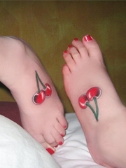 女性身上看起来是如此可口的水果樱桃纹身图案