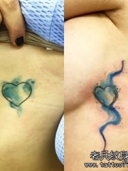 侧肋小清新泼墨心形纹身图案