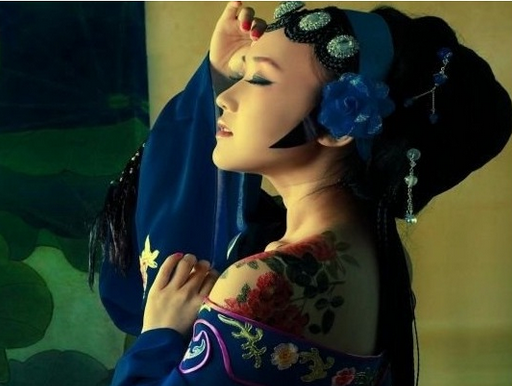 花旦美女肩部彩绘玫瑰花纹身图案