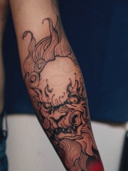 老传统手臂黑白唐狮纹身图案