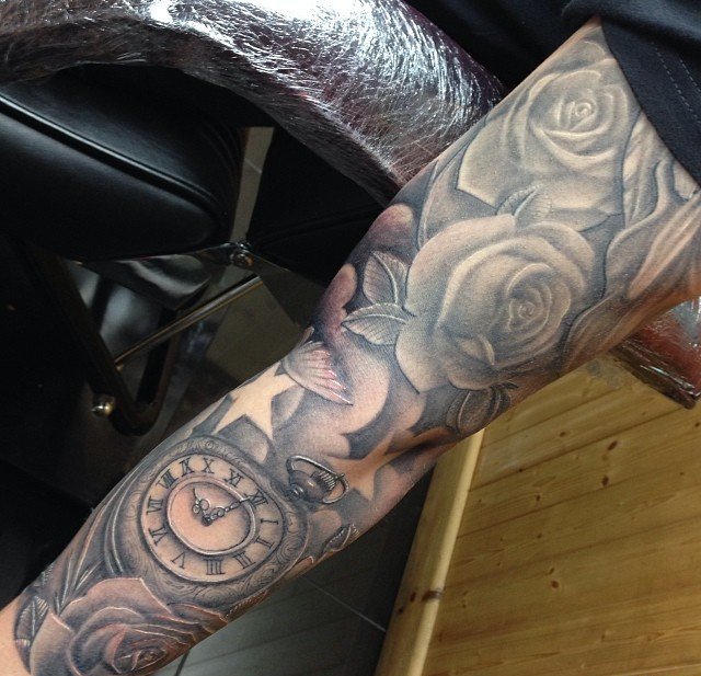 钟表都可以制作成这么帅气的纹身图案