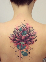 背部莲花泼墨纹身图案