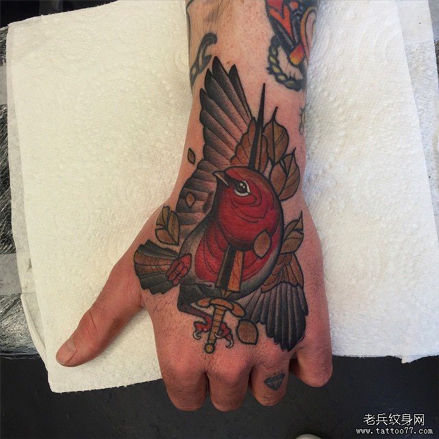 手背欧美school鸟匕首纹身图案