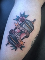 小腿上彩色传统纹身沙漏和英文和小花朵纹身图片