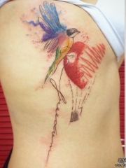 侧腰小清新鸟心形泼墨纹身图案