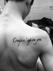 遮盖在后背的时尚英文纹身图案