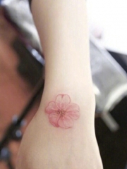 手臂小清新唯美花瓣纹身图案