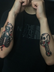 手臂创意无限的骷髅酒瓶纹身图案