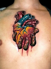 男士个性胸部手拿心脏纹身图案