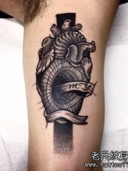 大臂心脏school纹身图案