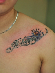 男人肩部处精美时尚的字母与皇冠纹身图案