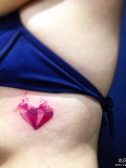 侧腰下清新泼墨心形钻石纹身图案