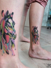 脚踝欧美泼墨彩色马纹身图案