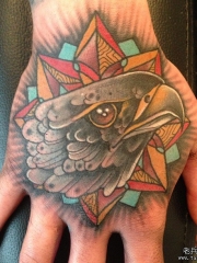 手背school老鹰头部纹身图案