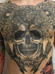 胸部骷髅上帝之眼纹身图案