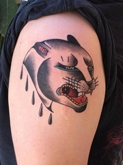 右手大臂膀上帅气的传统风格黑豹头纹身