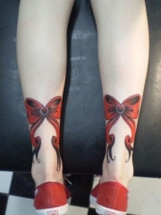 腿部红色的蝴蝶结纹身图案