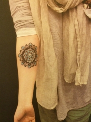 女性手臂梵花纹身图案