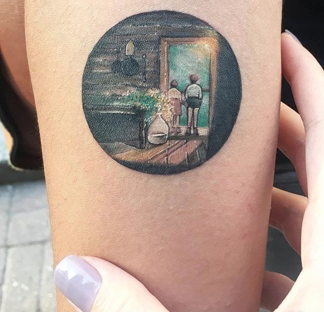 手臂上彩色纹身圆形图案风景纹身图案