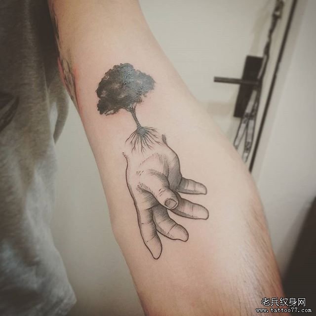 大臂手树纹身图案