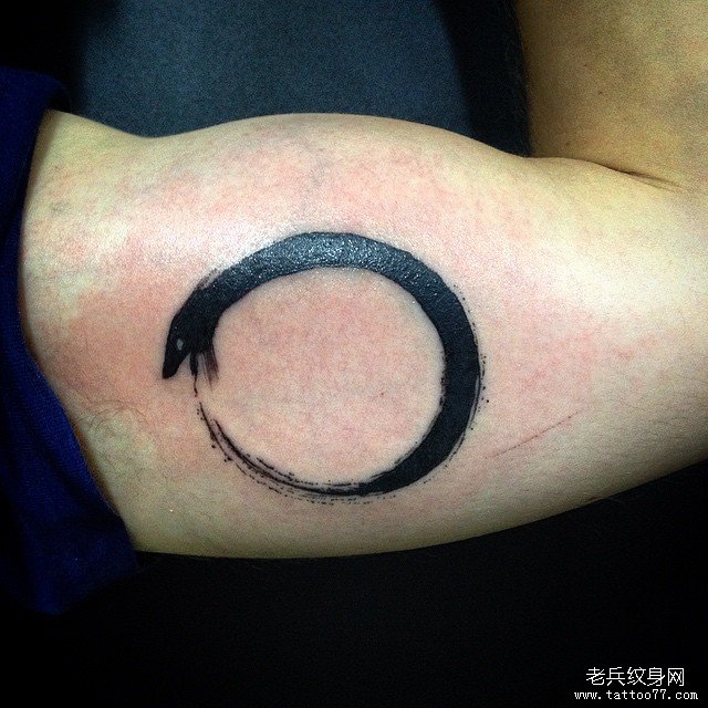 大臂简约水墨蛇纹身图案