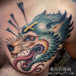 欧美胸部彩色狼头纹身图案