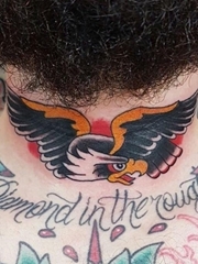 彩色传统纹身脖子老鹰纹身动物图片