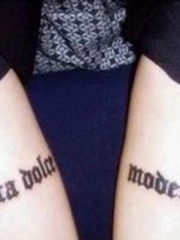 权志龙双臂英文刺青图案