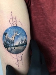 手臂上彩色纹身圆形图案风景纹身图案
