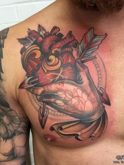 胸部彩色手心脏箭纹身图案