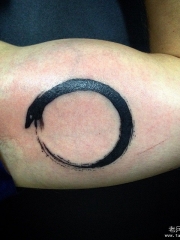 大臂简约水墨蛇纹身图案
