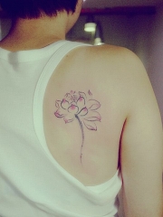 男性背部简易的莲花纹身图案