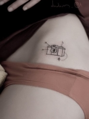 性感腰部的迷你相机纹身图案