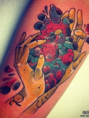 小臂手心脏school纹身图案