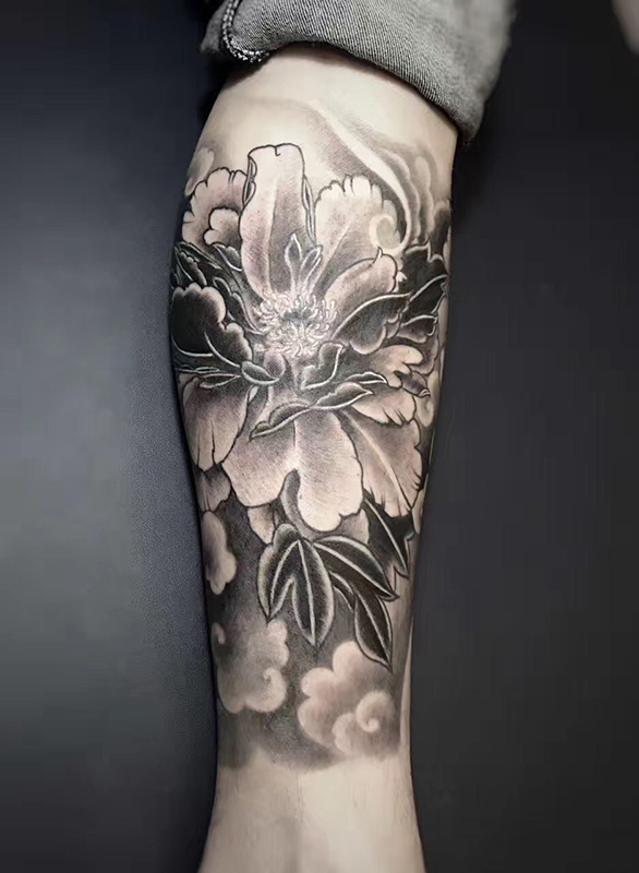 腿部牡丹花黑灰纹身图案